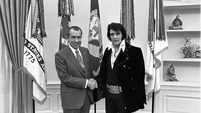 Elvis Presley junto a Richard Nixon, en la Casa Blanca (Foto: Wikipedia/Ollie Atkins)