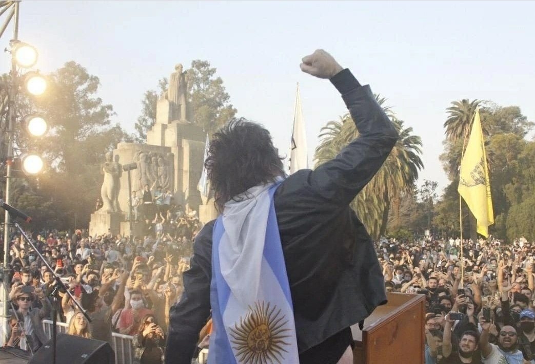Como un rockstar y con el “batimóvil libertario”, Javier Milei lanzó su campaña ante una multitud