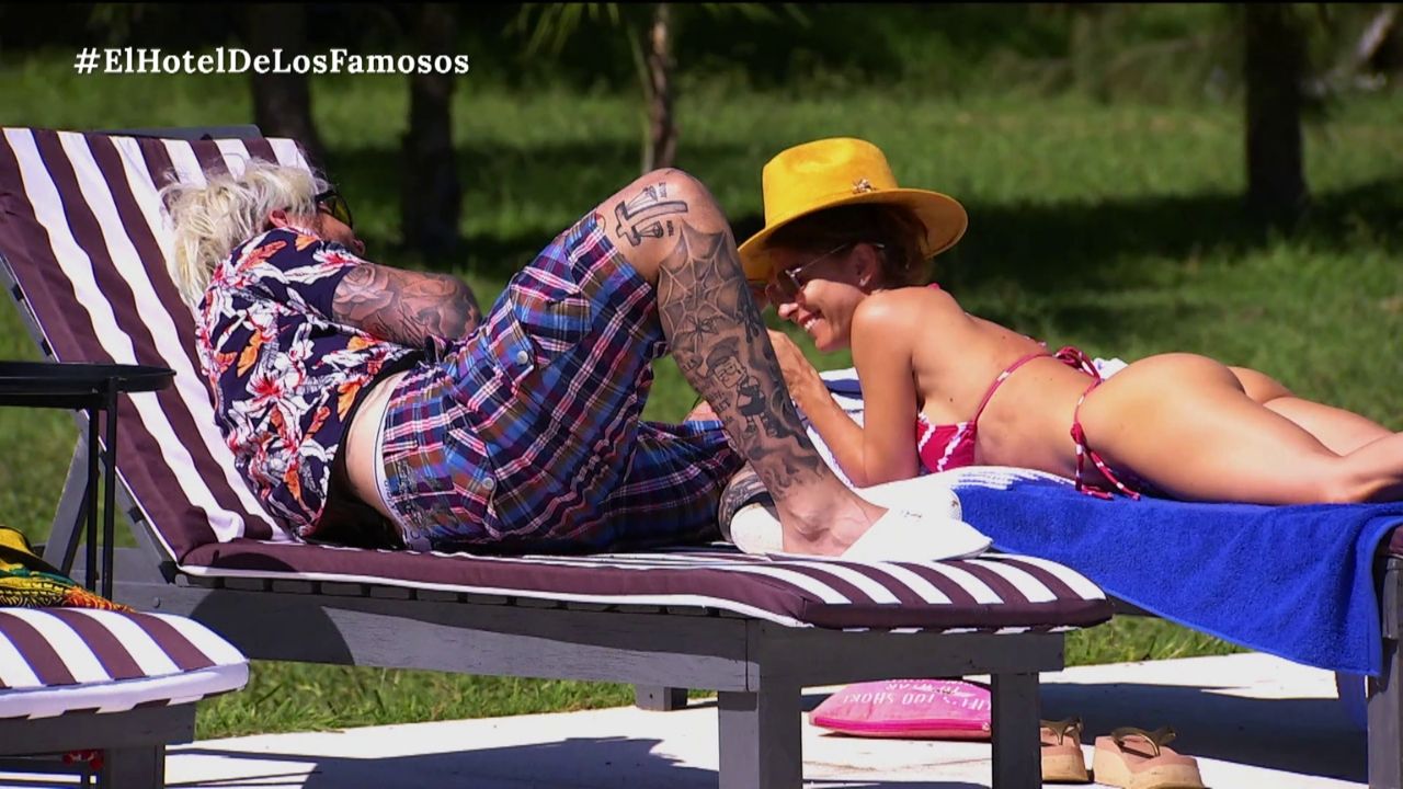 Alex Caniggia y Majo Martino en la pileta de El Hotel de los Famosos / Foto eltrece