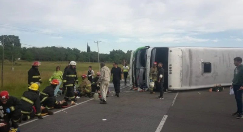 Volcó un micro con menores en Ruta 2