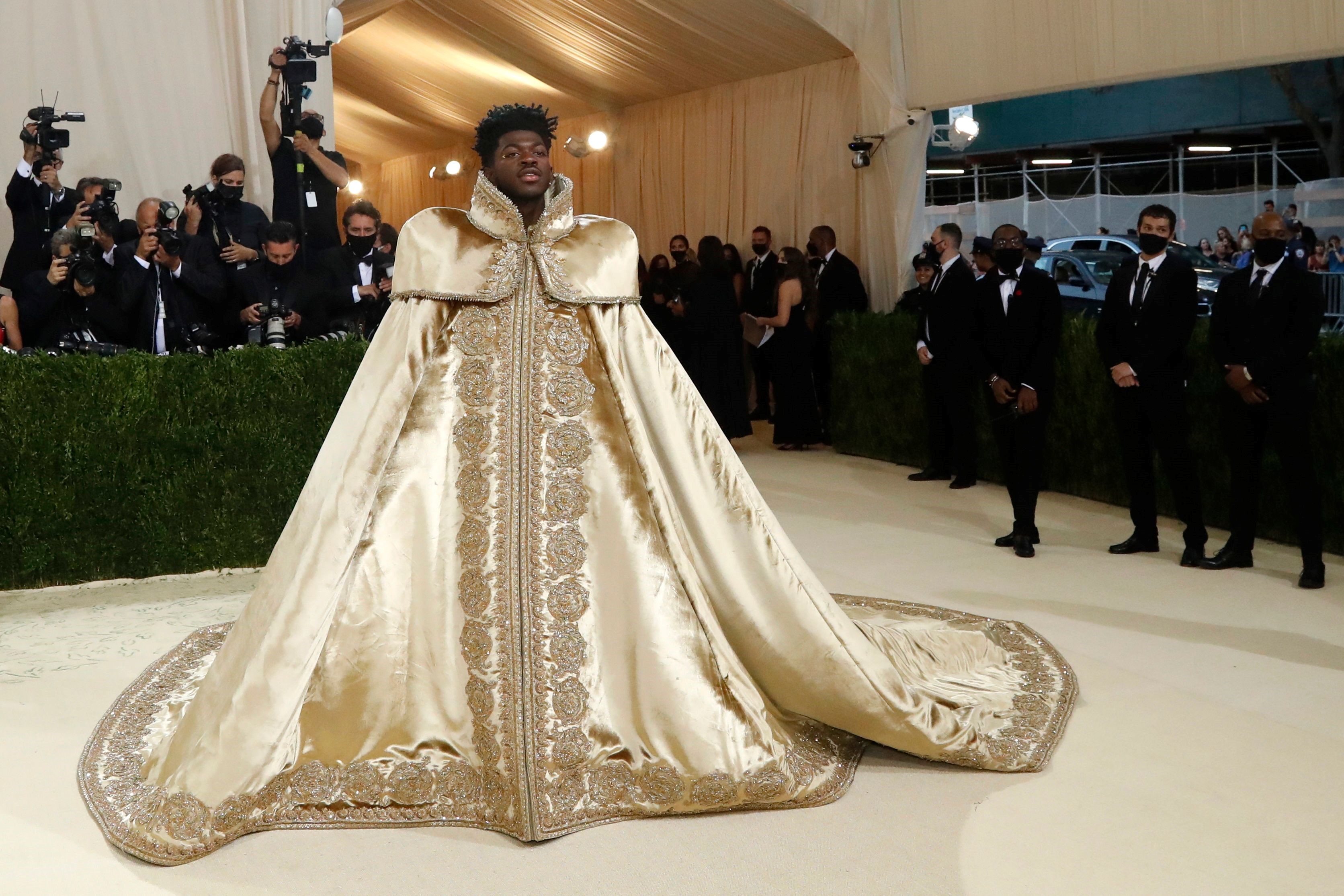 MET Gala 2021: Lil Nas X deslumbró con su triple vestuario queer de Versace  | TN