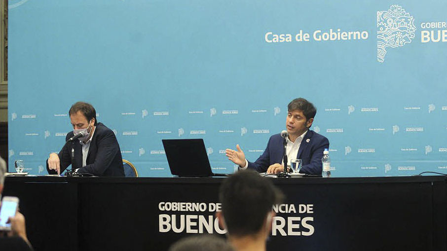 El gobernador bonaerense. Axel Kicillof, y su ministro de Hacienda y Finanzas, Pablo López, en una de las conferencias donde hablaron de la renegociación de la deuda. (Foto: Télam).