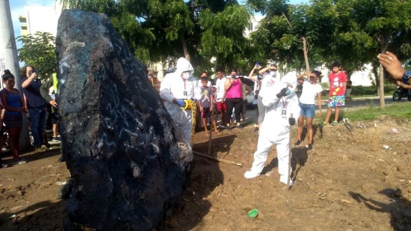 La misteriosa roca dividió opiniones entre los habitantes de Barranquilla, Colombia. (Foto: Captura Video Facebook / Argemiro Andrés).