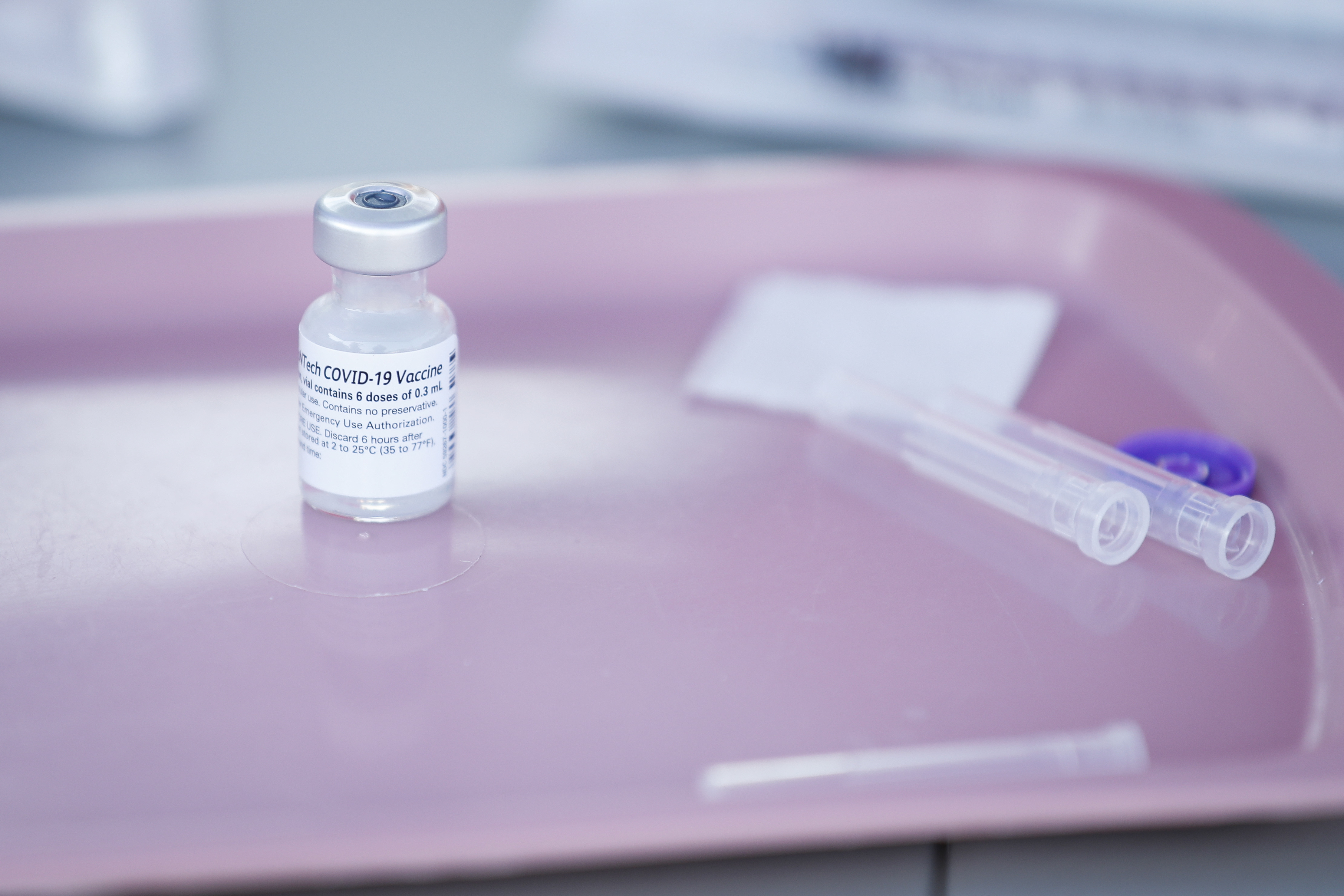 Nuevas vacunas podrían administrarse a través de implantes, parches e inyecciones. (EFE)