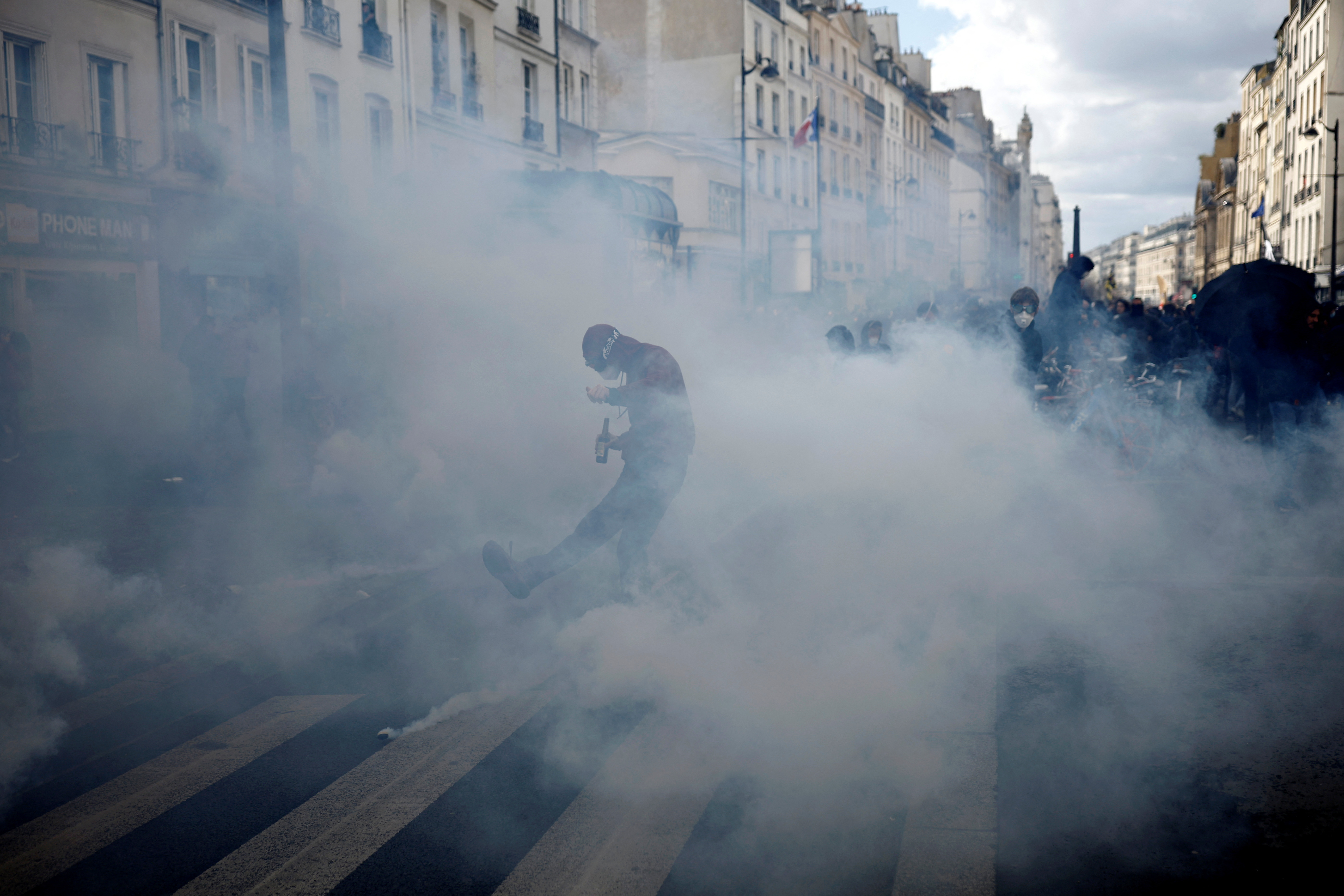 Un grupo de manifestantes en contra de la reforma de pensiones invade la  sede de LVMH en Francia