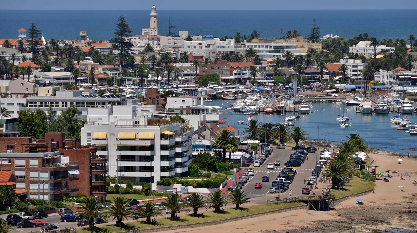 La ciudad balnearia de Punta del Este, en Uruguay, un destino muy elegido por los argentinos.  (Mariana SUAREZ / AFP)