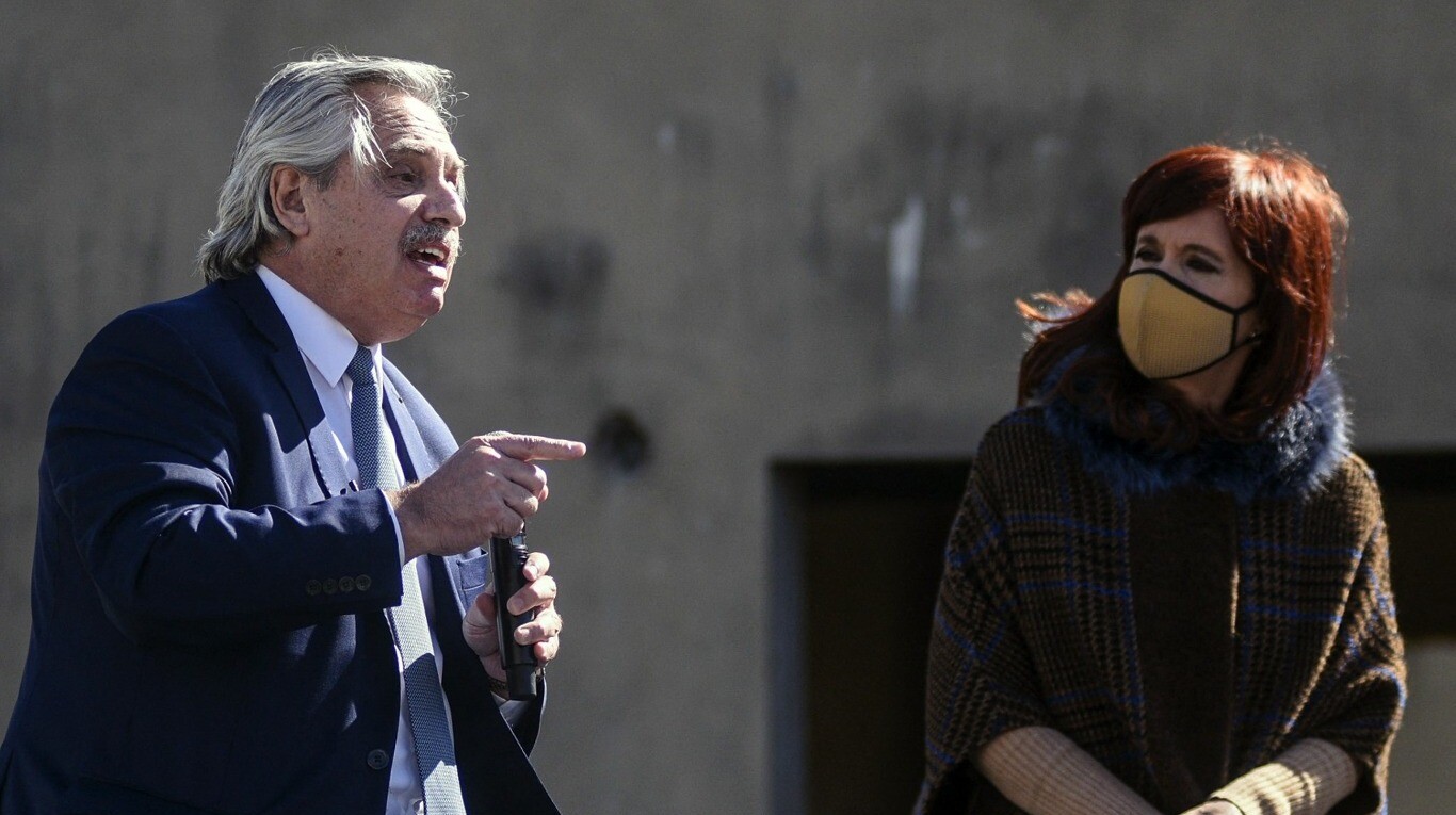 El presidente Alberto Fernández junto a la vicepresidenta Cristina Kirchner durante un acto en Ensenada en mayo. (Foto: AFP/Presidencia).