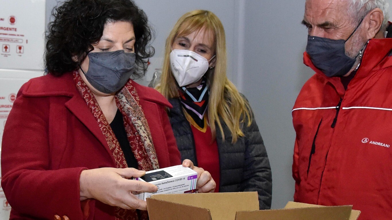 La ministra de Salud supervisa la recepción de lotes de dosis de AstraZeneca (Foto: NA).