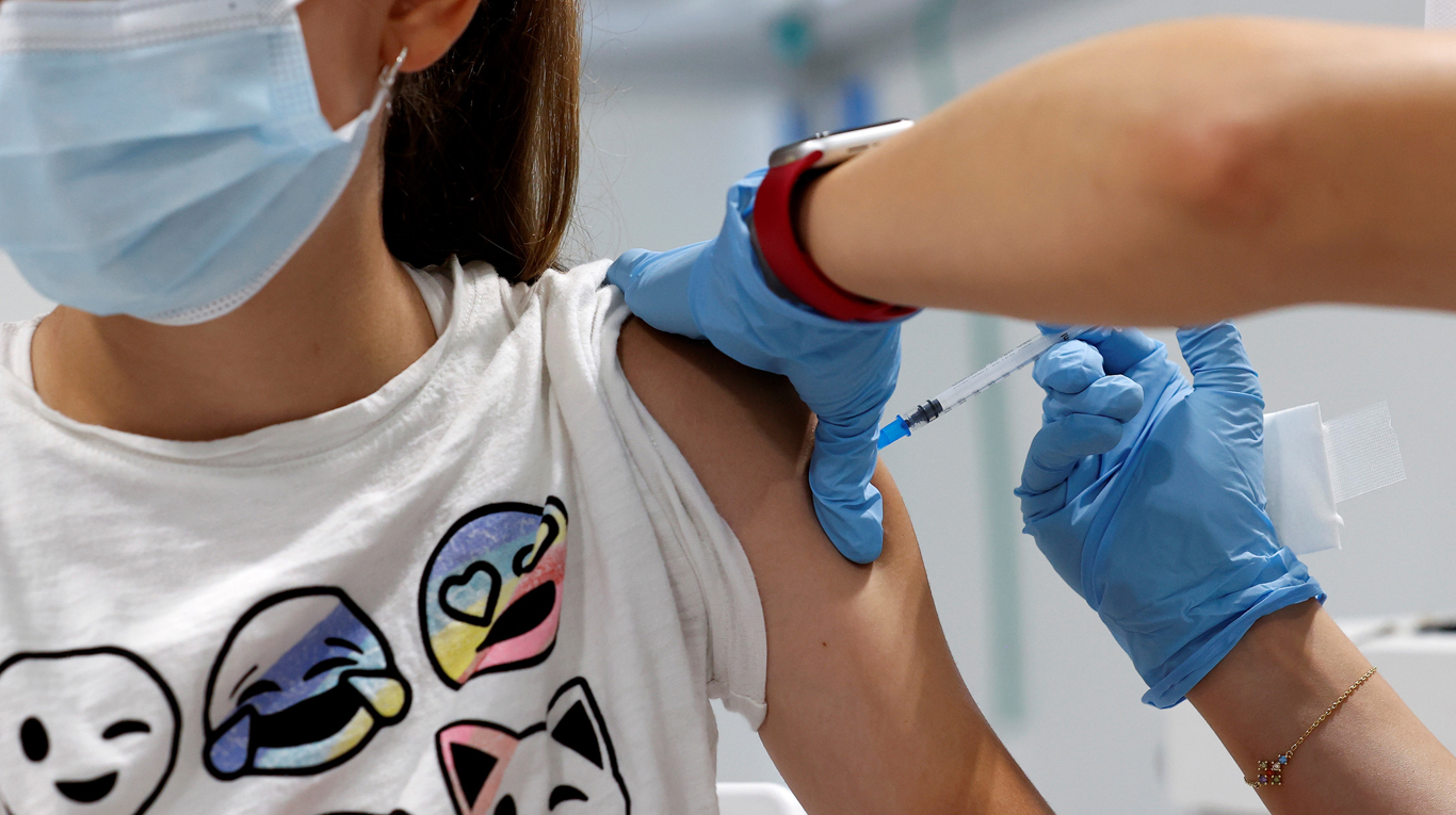 El Gobierno porteño anunció que comenzará a enviar turnos para que los adolescentes con comorbilidades completen su esquema de vacunación contra el coronavirus (Foto: EFE).-