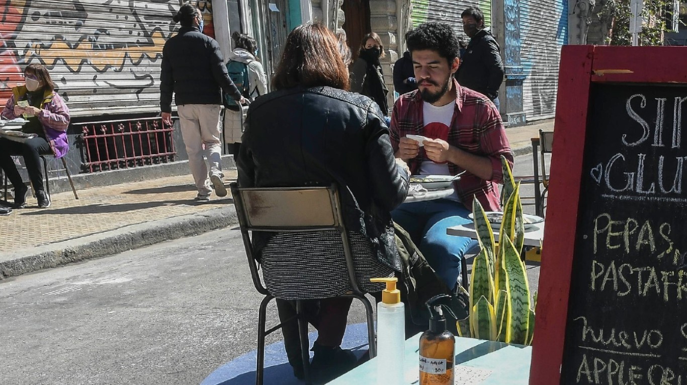 La ciudad de Buenos Aires va a proponer el cierre de bares por la noche, ante la suba de casos de COVID-19 (Foto: Télam).