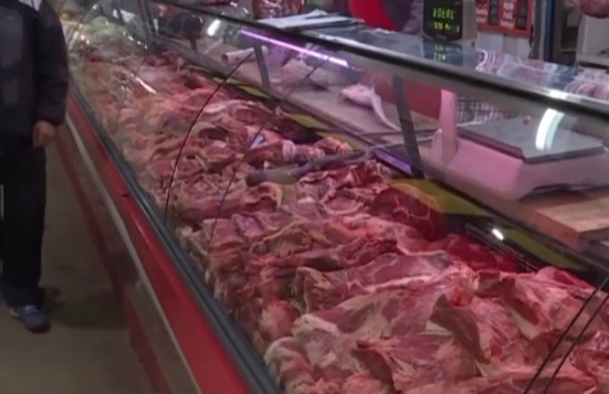Con el cepo a las exportaciones de carne, "el país pierde ingresos por U$S50 millones mensuales y el consumo ha descendido en el mercado interno", destacan los autores de esta nota.