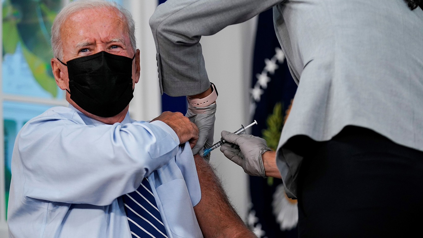 Joe Biden recibe una tercera dosis de la vacuna contra el covid-19 en Washington (Foto: EFE)