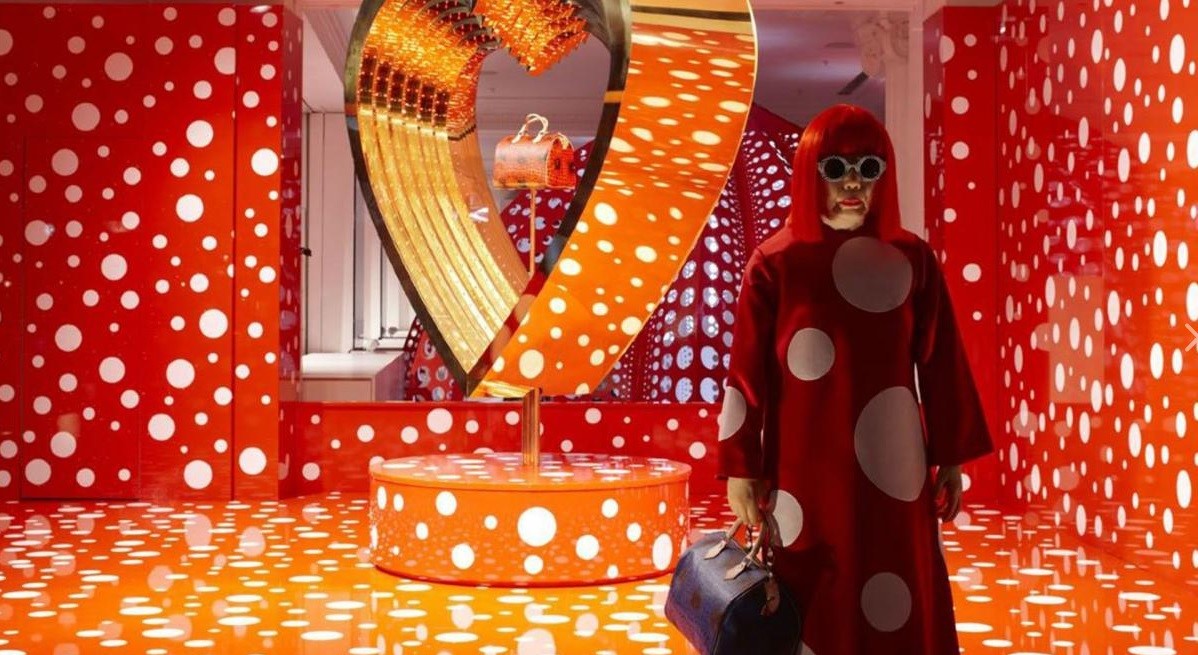 video) Un robot hiperrealist care o infatiseaza pe artista Yayoi Kusama  picteaza vitrinele magazinului Louis Vuitton de pe Fifth Avenue din New  York.
