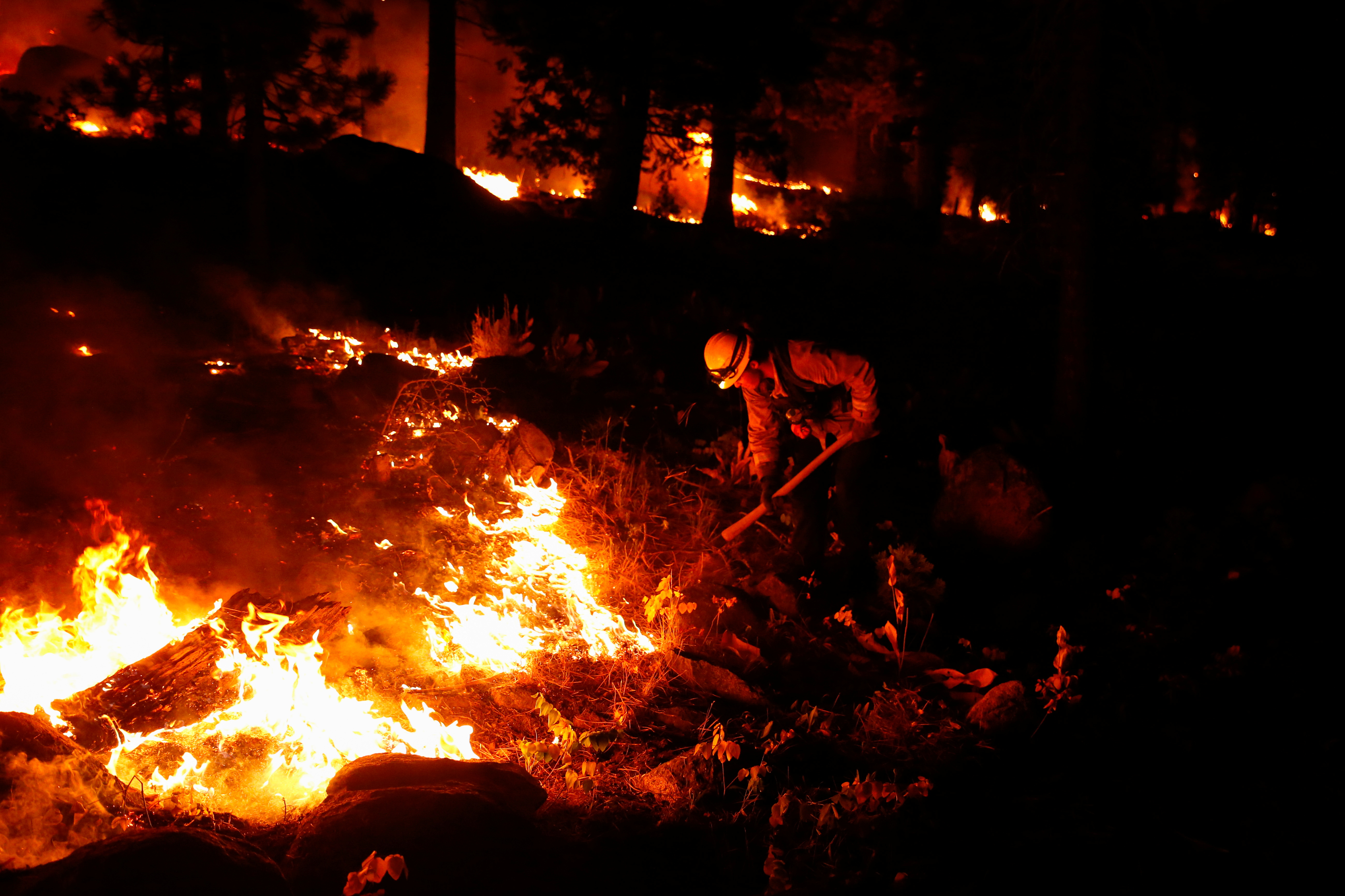 Bomberos trabajan a contrarreloj contra el fuego que quema los árboles en Christmas Valley cerca de South Lake Tahoe, California, EE.UU (Foto: Reuters).