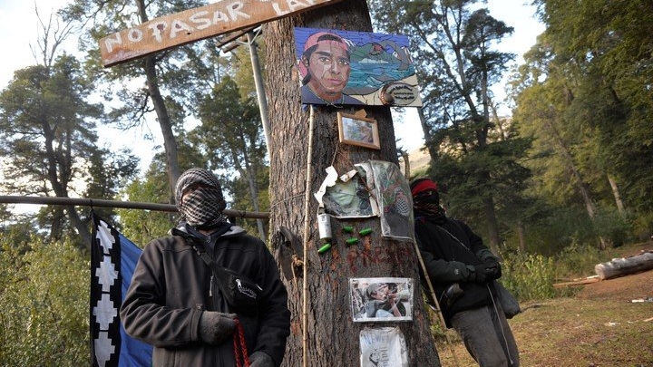 Mapuches en la entrada a los terrenos usurpados en Villa Mascardi, Río Negro. (Foto: Télam)