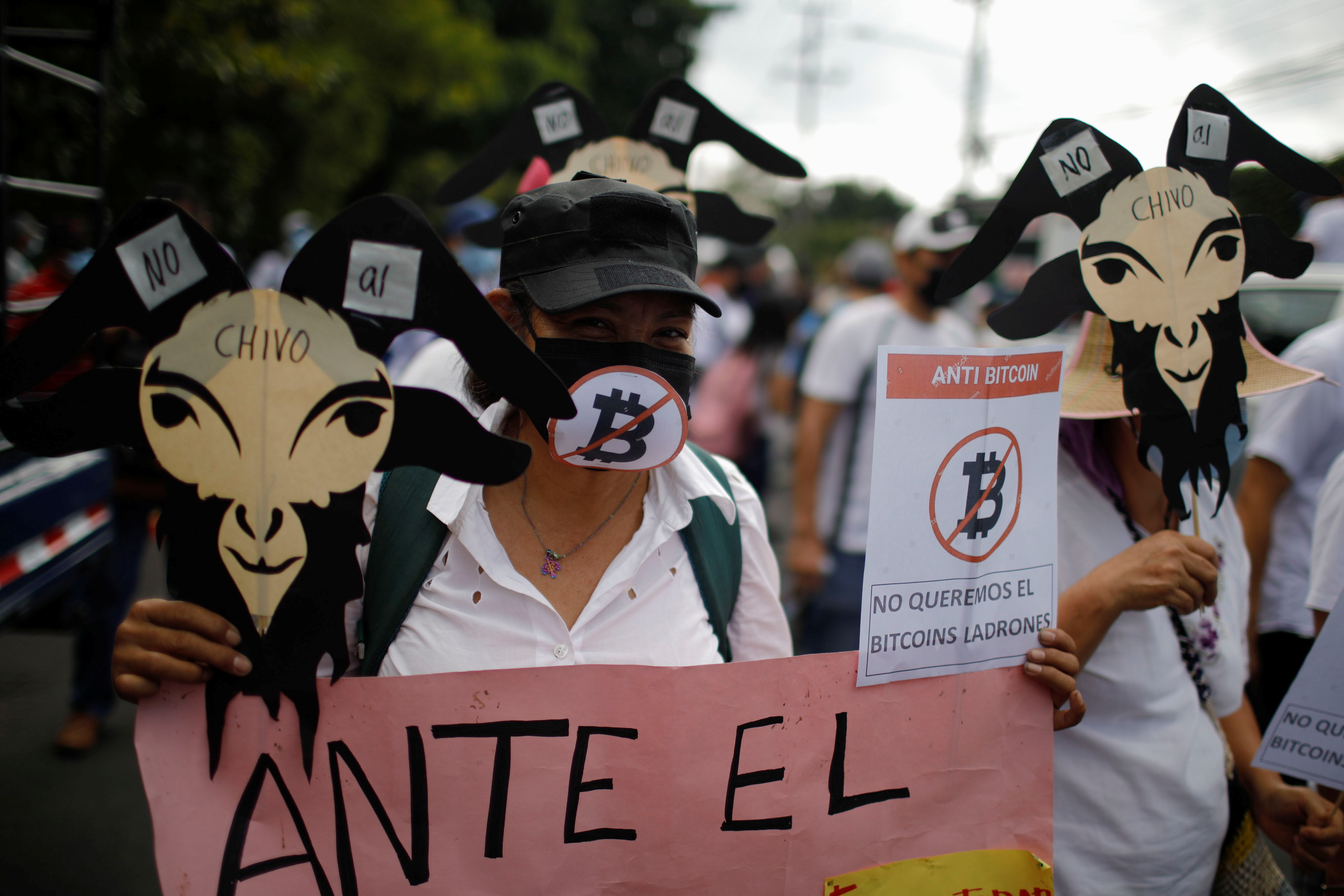 Protesta contra el uso de bitcoin en El Salvador (Foto: Reuters).