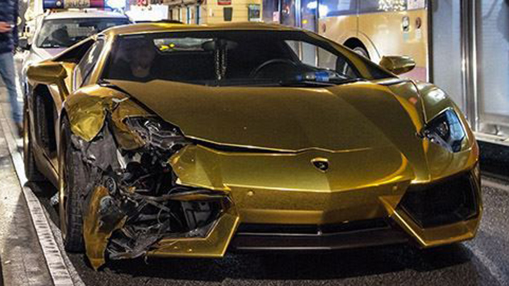 El momento exacto en el que choca un Lamborghini muy llamativo | TN