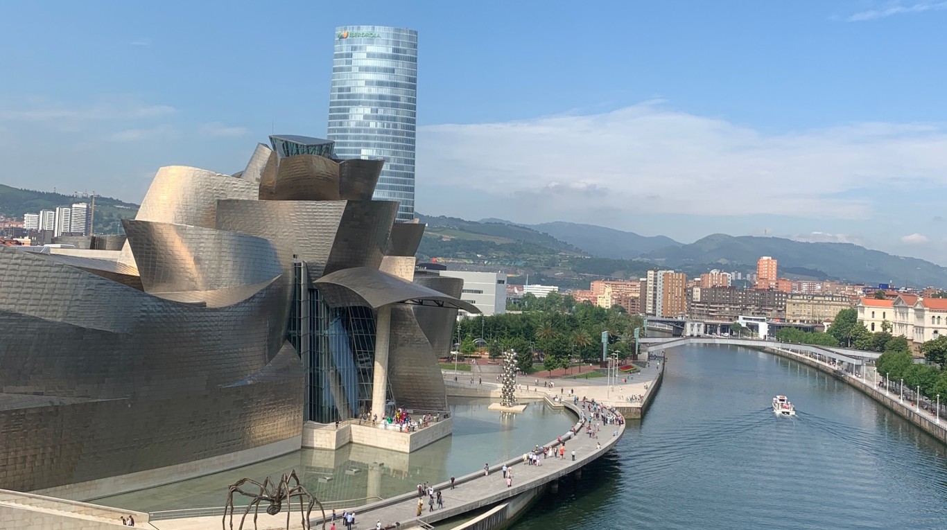Una vista del museo Guggenheim y el río Nervión (Foto Valeria Schapira).