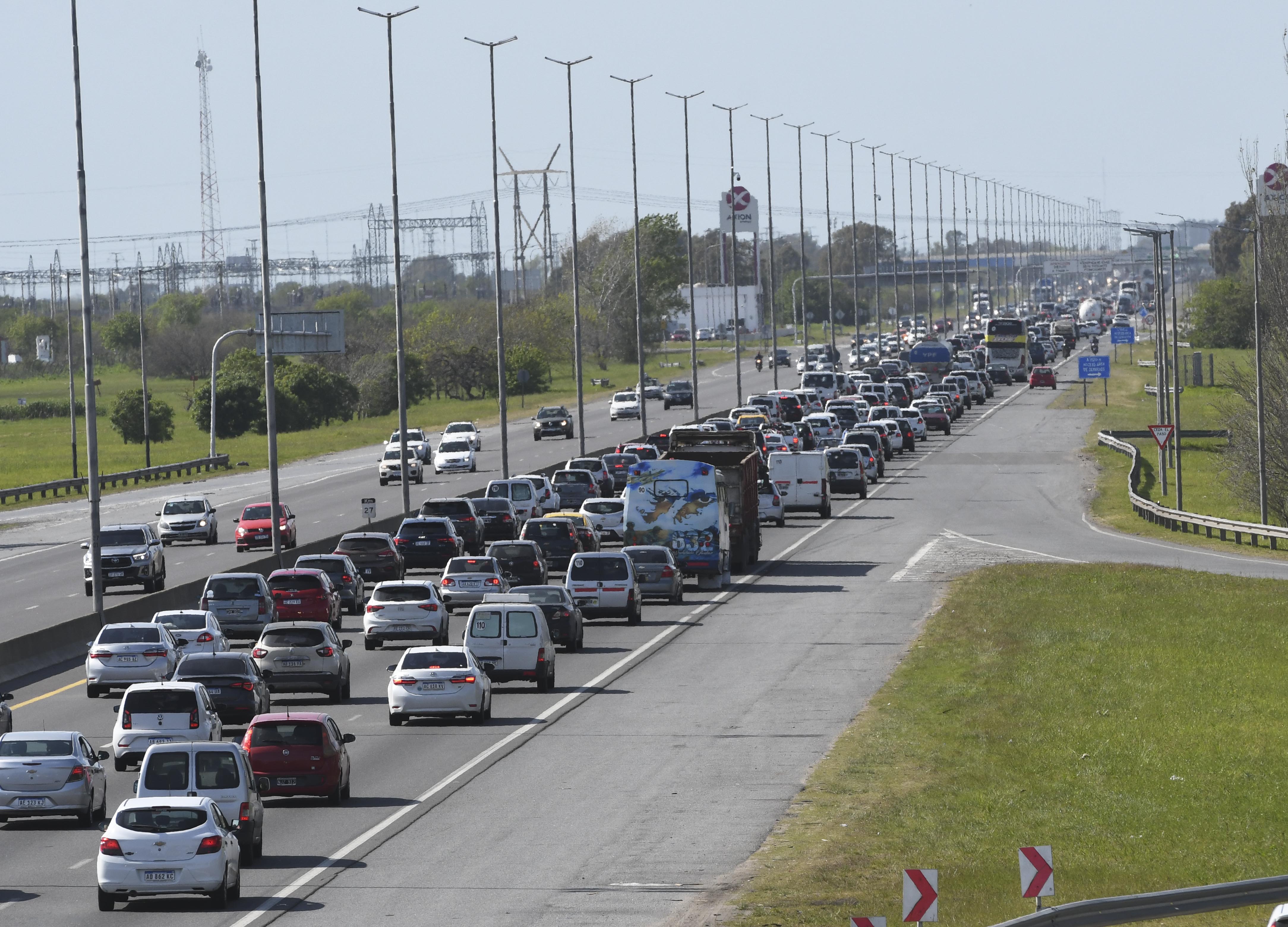 Miles de autos colapsan las rutas en el inicio del fin de semana largo.