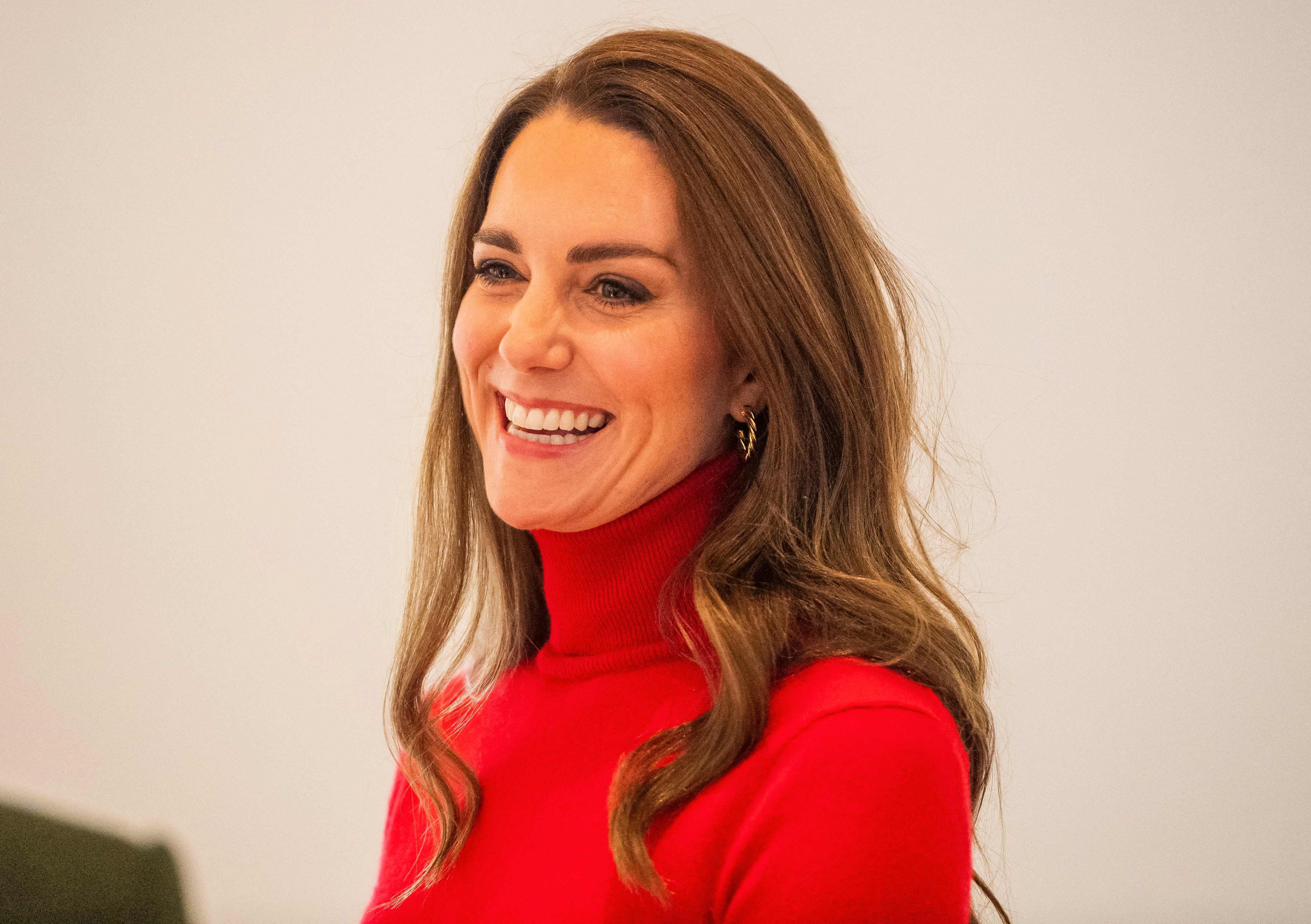 Kate Middleton con look rojo y make up neutro. (Foto: AFP)