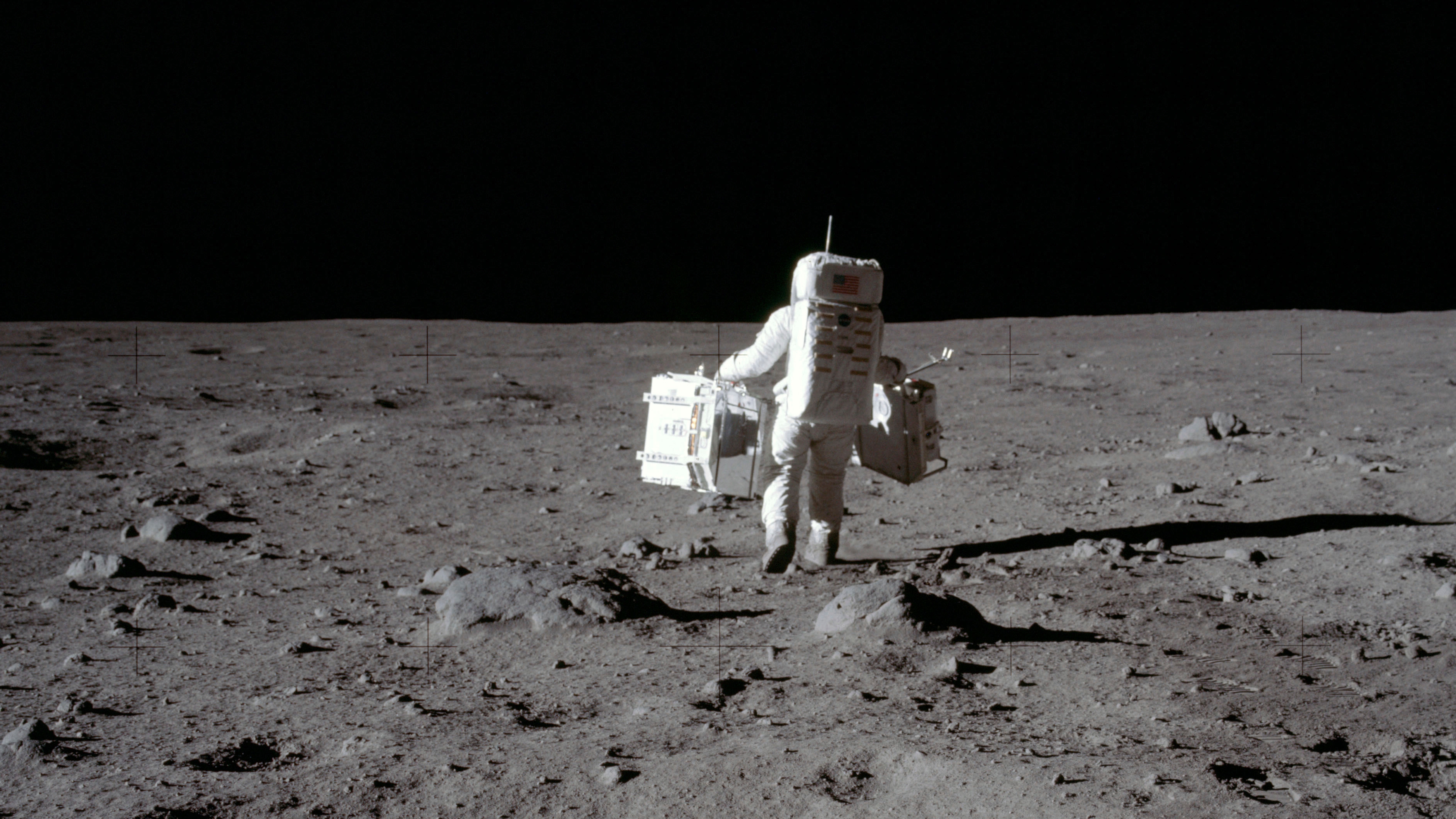 La NASA prevé lanzar misiones tripuladas a la Luna esta misma década, pero los planes se demoran (Neil Armstrong/NASA vía AP)