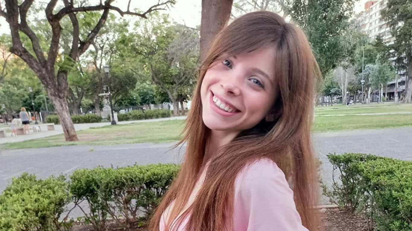 Una mujer no puede trabajar como azafata por un insólito motivo: “Estudié y me recibí igual” 