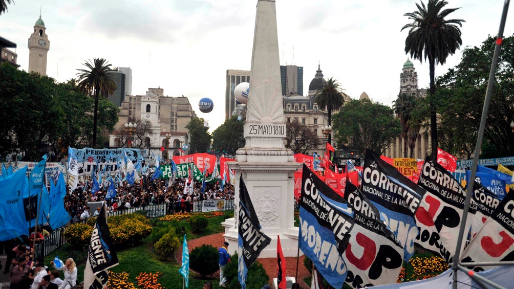 Una de las tantas movilizaciones del peronismo hacia el centro de la Ciudad de Buenos Aires en apoyo al Gobierno nacional. (Foto: Télam).
