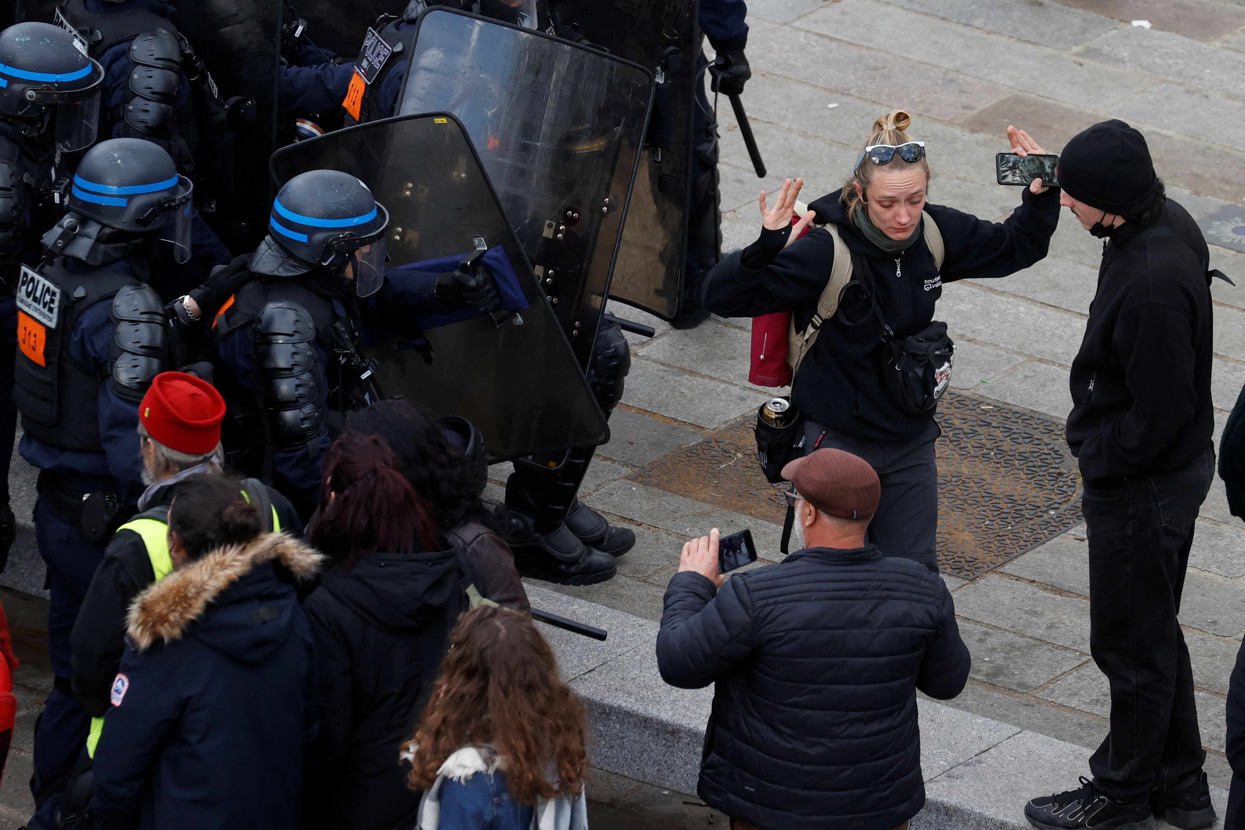 Un grupo de manifestantes en contra de la reforma de pensiones invade la  sede de LVMH en Francia