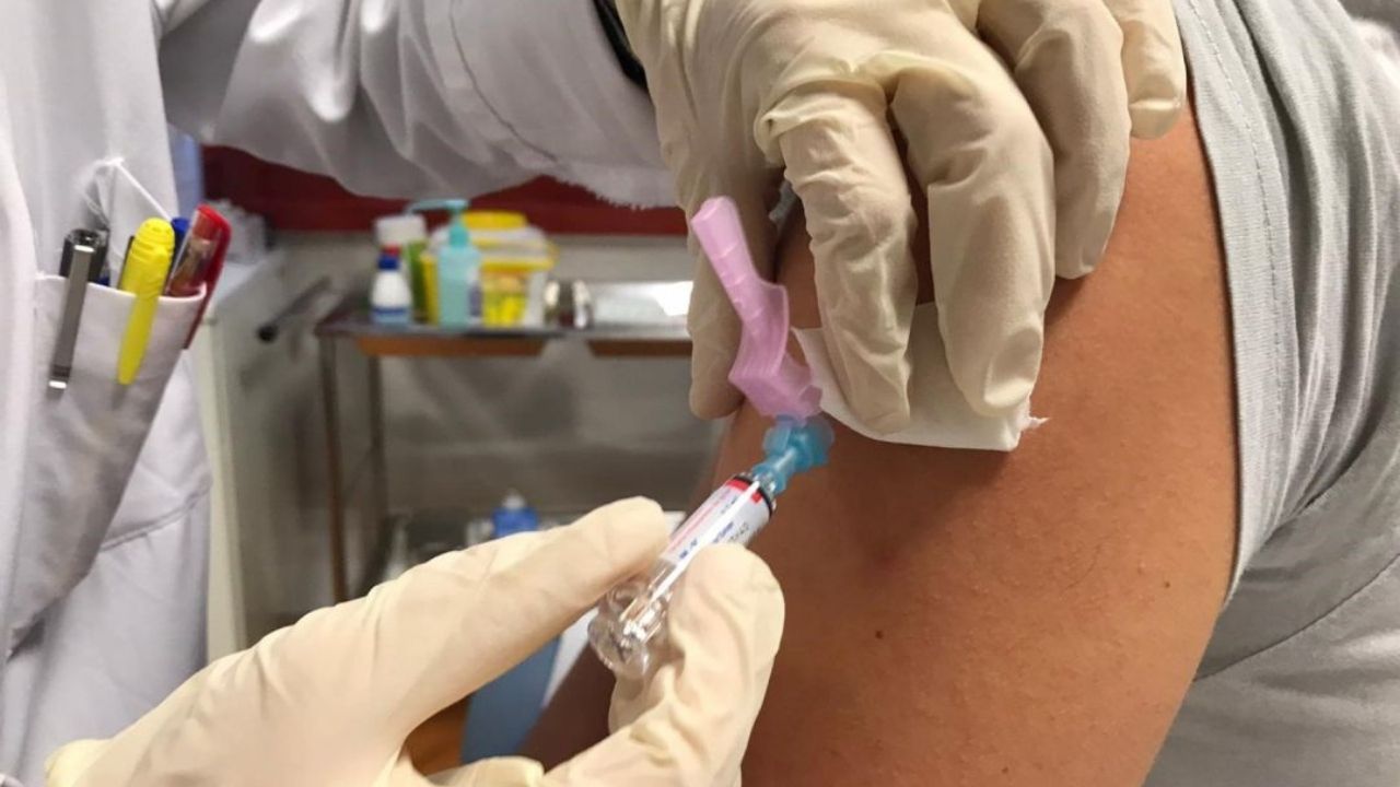 Una de las vacunas contra el coronavirus en estudio anunció tener una eficacia del 90 por ciento 