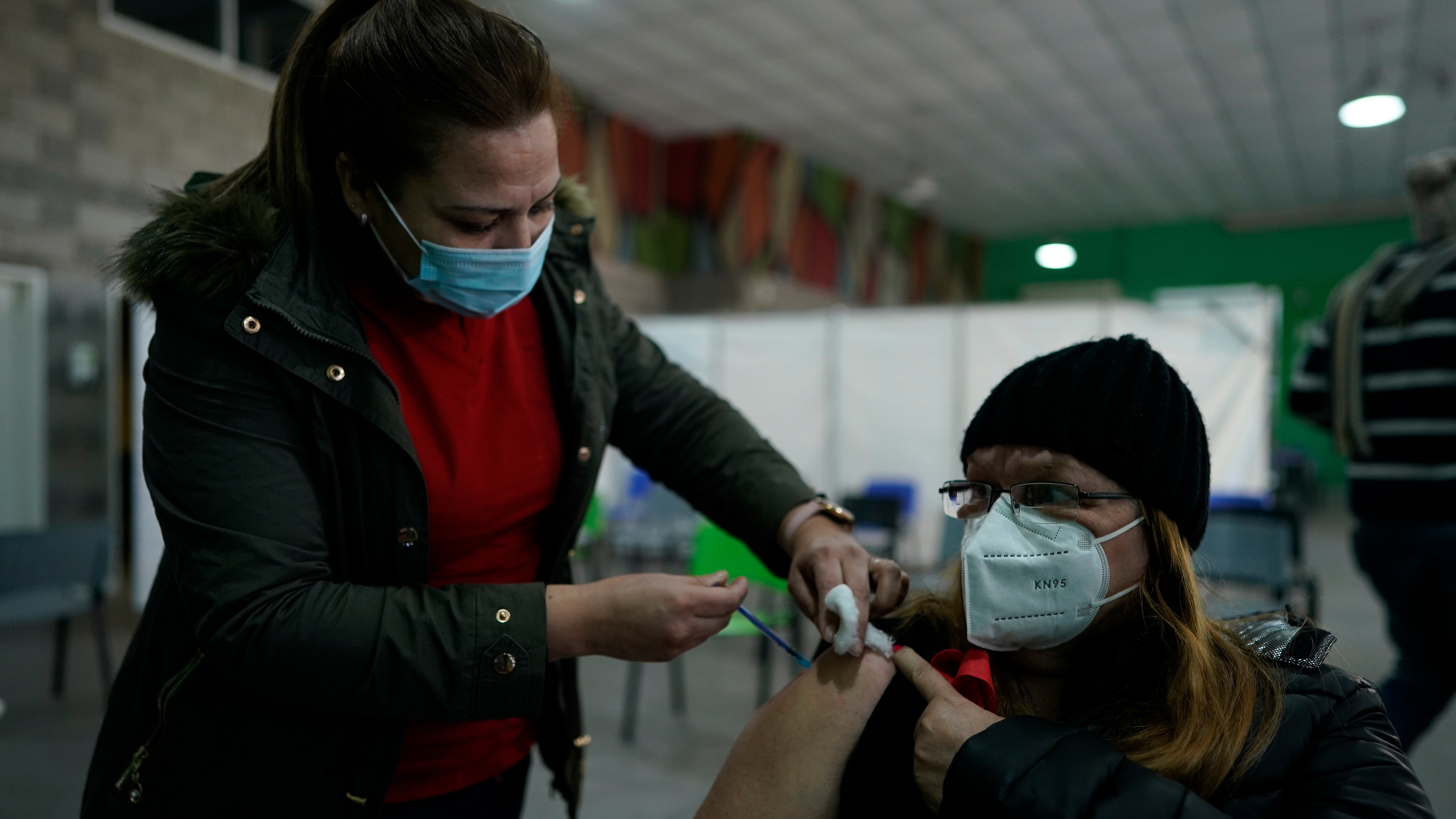 Una enfermera coloca una vacuna AstraZeneca en un centro de salud en Buenos Aires, el martes 27 de julio de 2021. (AP Foto/Víctor R. Caivano)