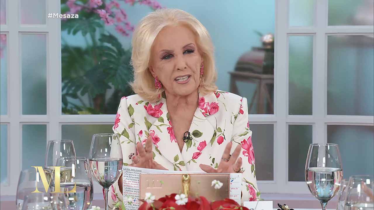 Mirtha Legrand en la mesaza