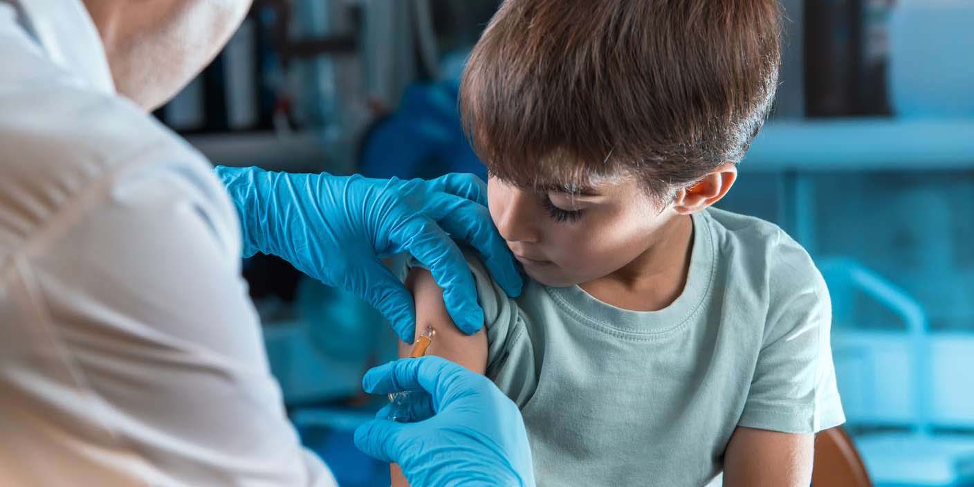 BioNTech anunció que está estudiando una vacuna para bebés e infantes de entre 6 meses y 5 años. (Foto: Adobe Stock)