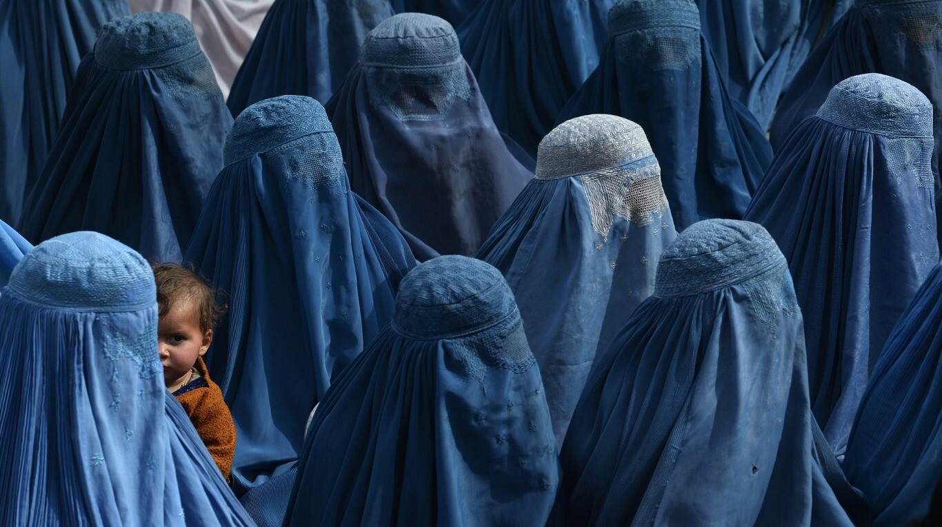 Mujeres afganas vestidas con el tradicional burka (Foto: AFP/archivo)