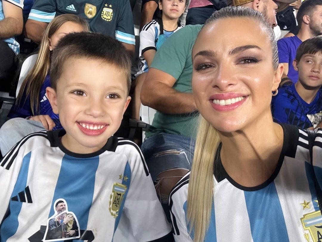 Ailen Bechara y su hijo Francisco durante el Mundial de Qatar. (Instagram Ailen Bechara)