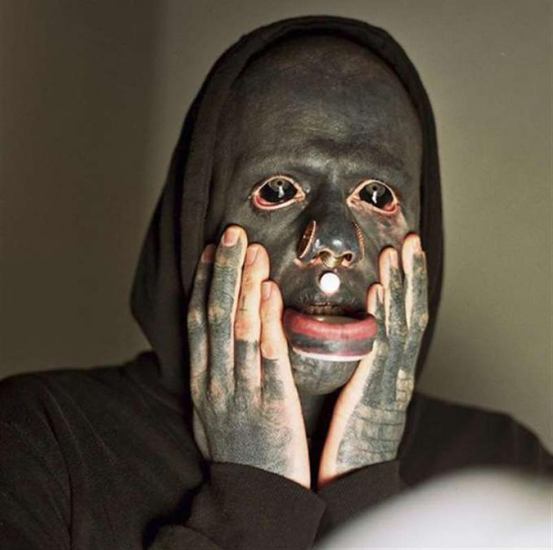Tiene 848 tatuajes cuadrados en todo el cuerpo: Estornudo tinta negra
