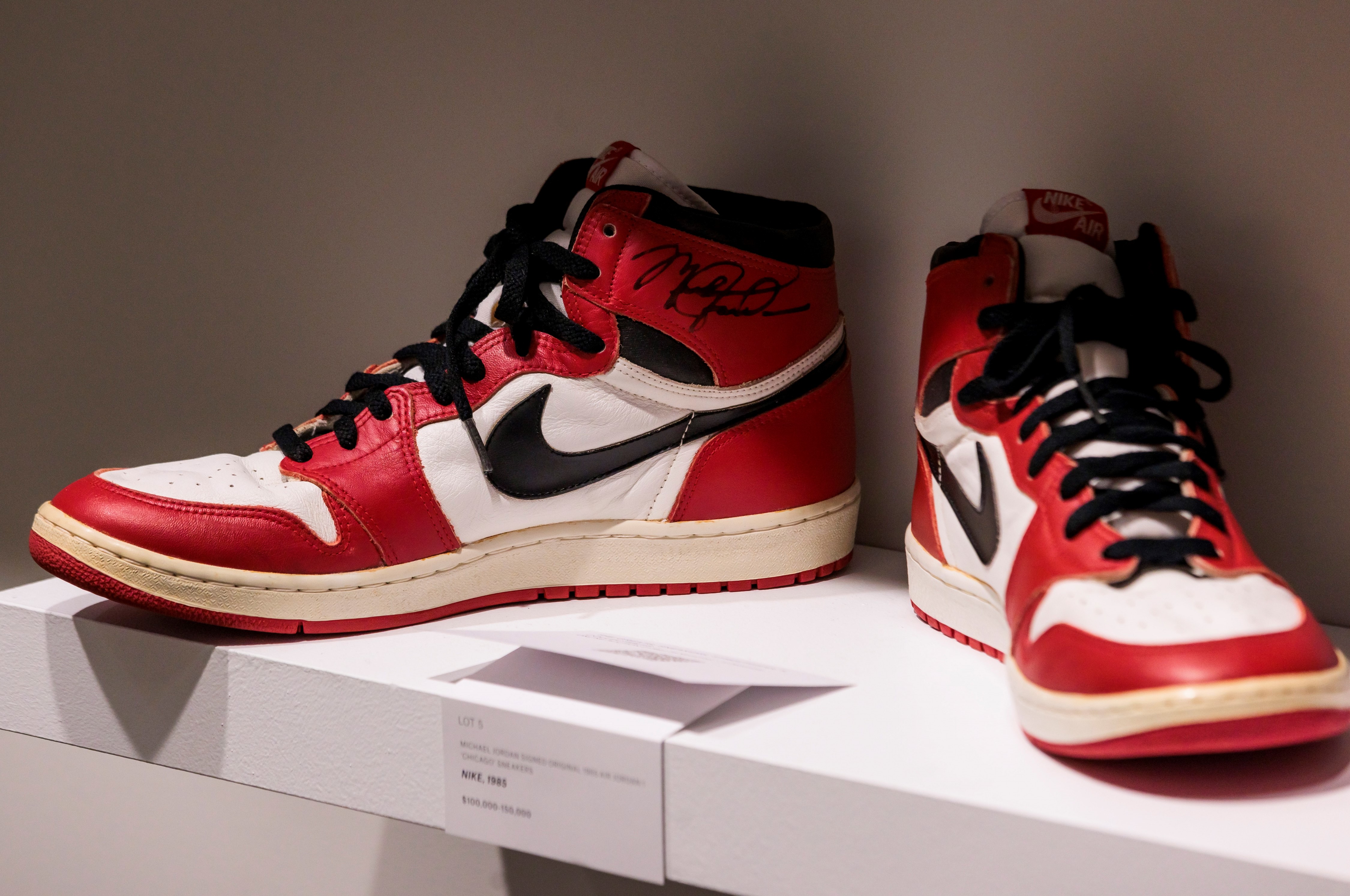 Dos pares zapatillas de Michael Jordan recaudan casi 300.000 en una subasta | TN