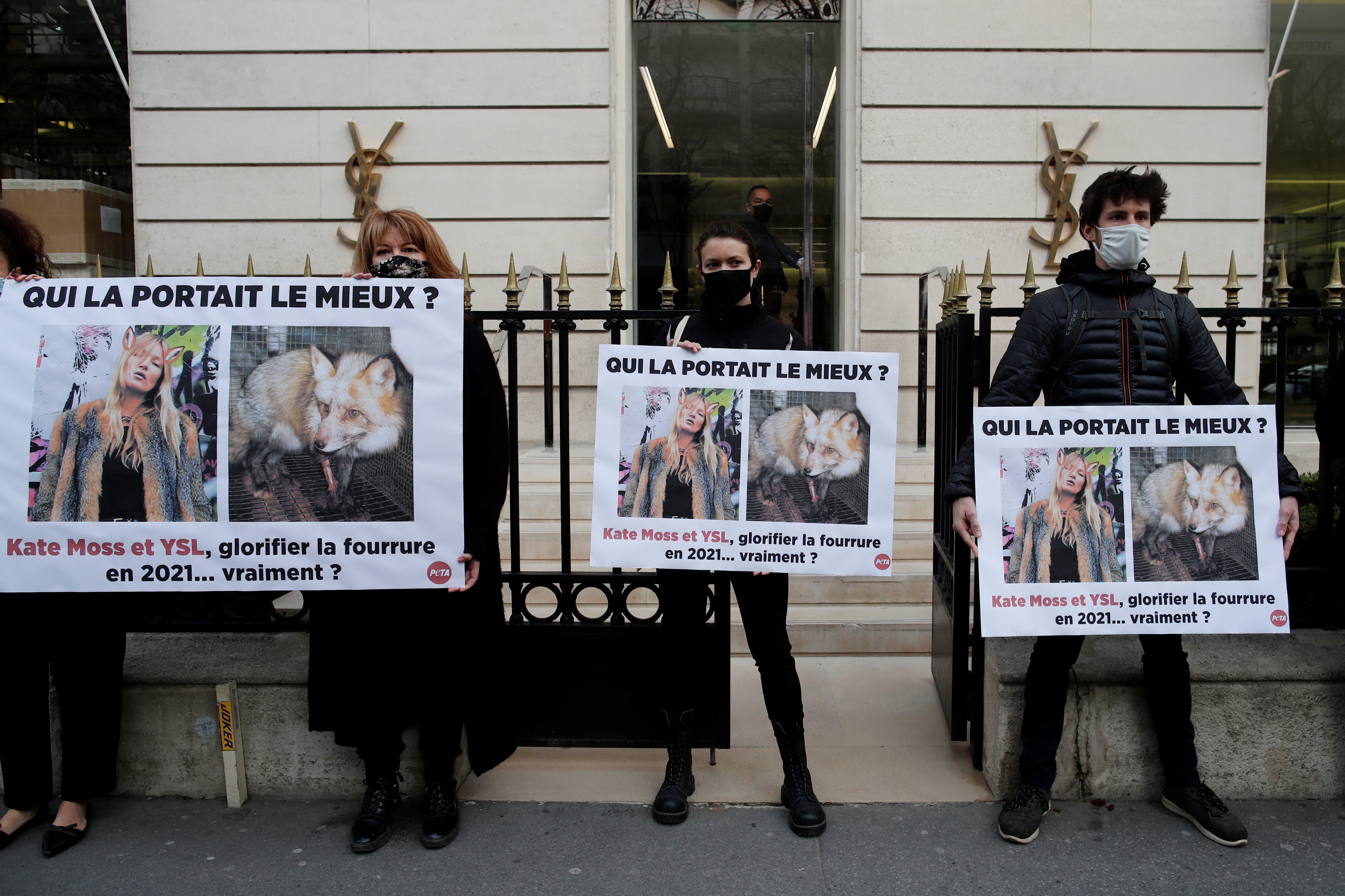 Activistas protestando frente al local de Saint Laurent por el uso de pieles (Foto: REUTERS/Benoit Tessier)