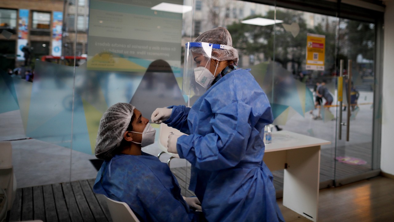 Una enfermera testea a otra en un centro de detección de coronavirus en la Ciudad de Buenos Aires. (Foto: AP/Natacha Pisarenko)