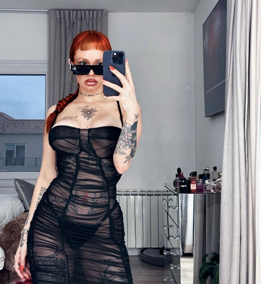 La Joaqui impacta en Instagram con vestido total black transparente y sin  corpiño | TN