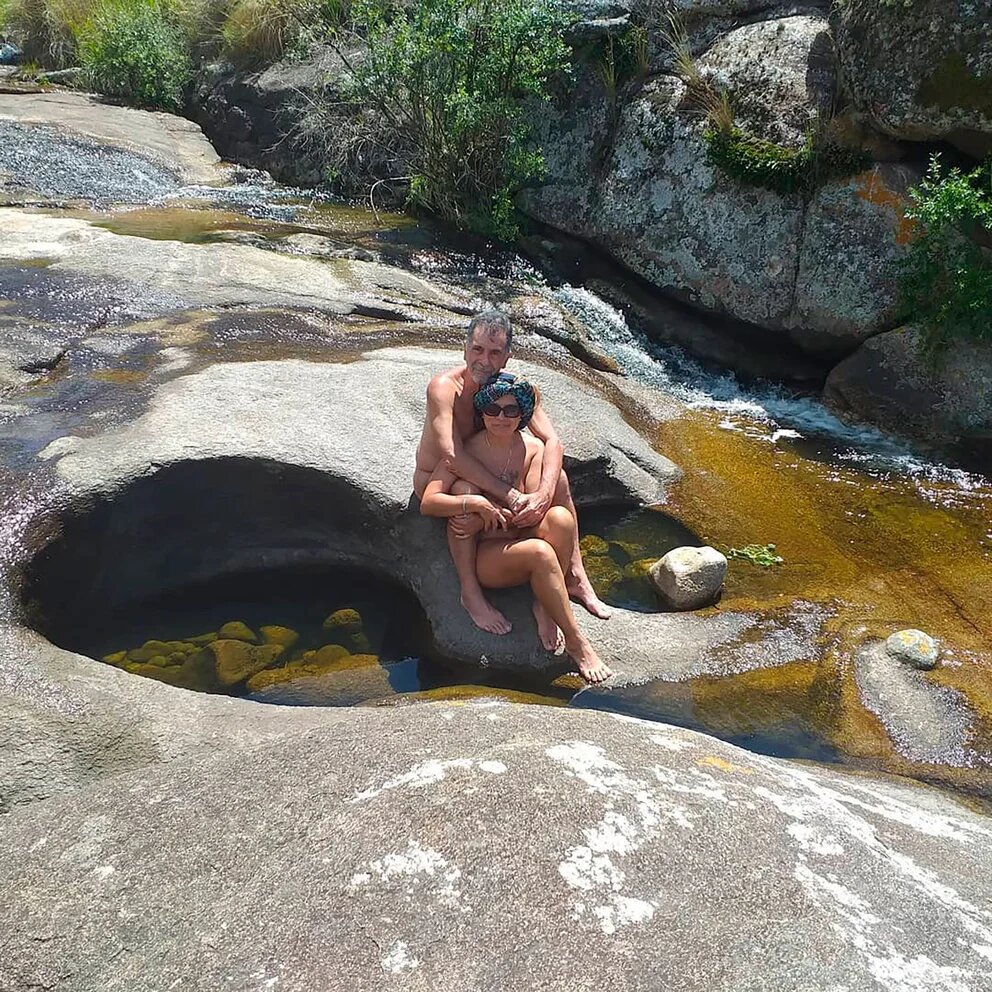 Una pareja nudista promueve el turismo al desnudo en Córdoba: qué 