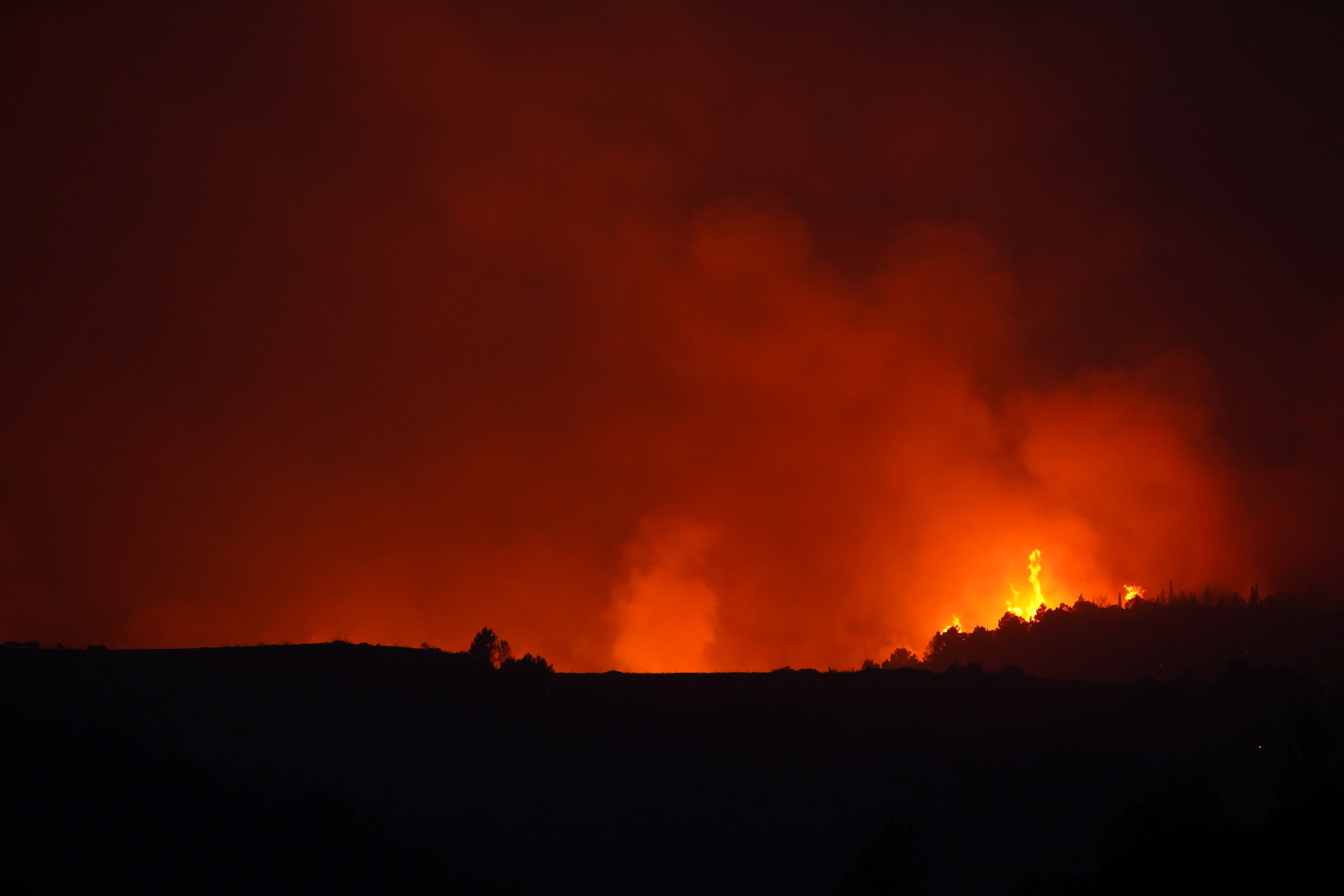 El fuego arde en Giarratana, en la isla de Sicilia, Italia (Foto: Reuters).