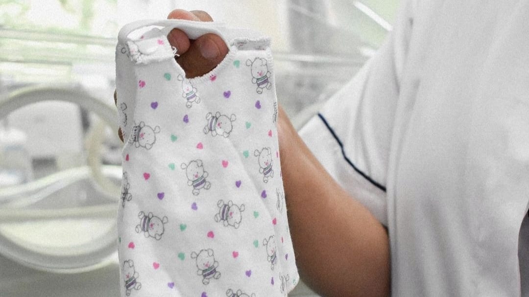 La historia de amor de la enfermera que diseña ropa especial para  prestarles a los bebés prematuros