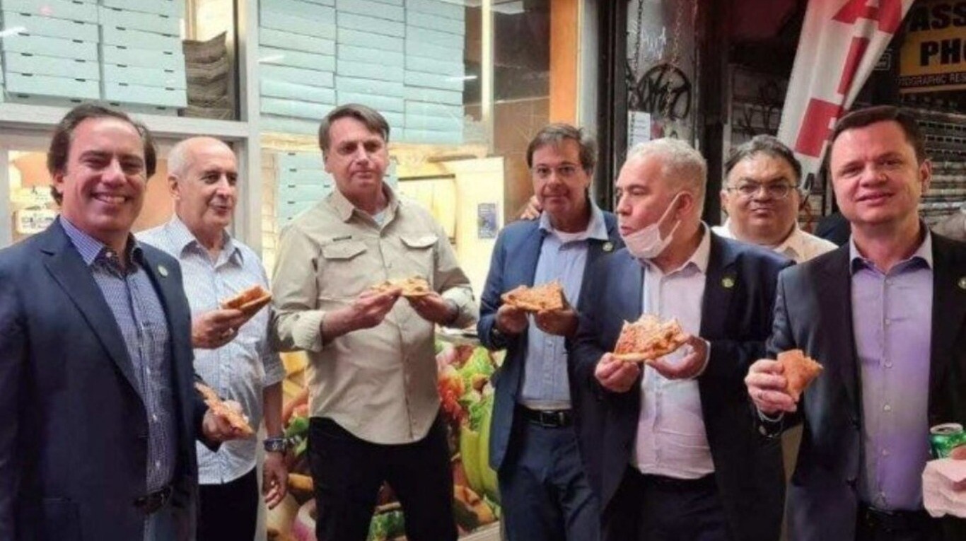Jair Bolsonaro junto a un grupo de colaboradores fuera de una pizzería de Nueva York (Foto: Instagram)