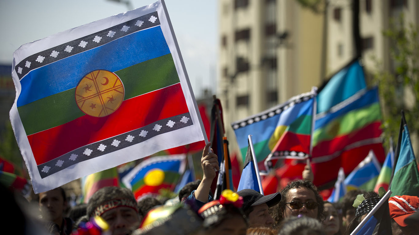 Banderas mapuches durante una marcha en Santiago (Foto: AFP)