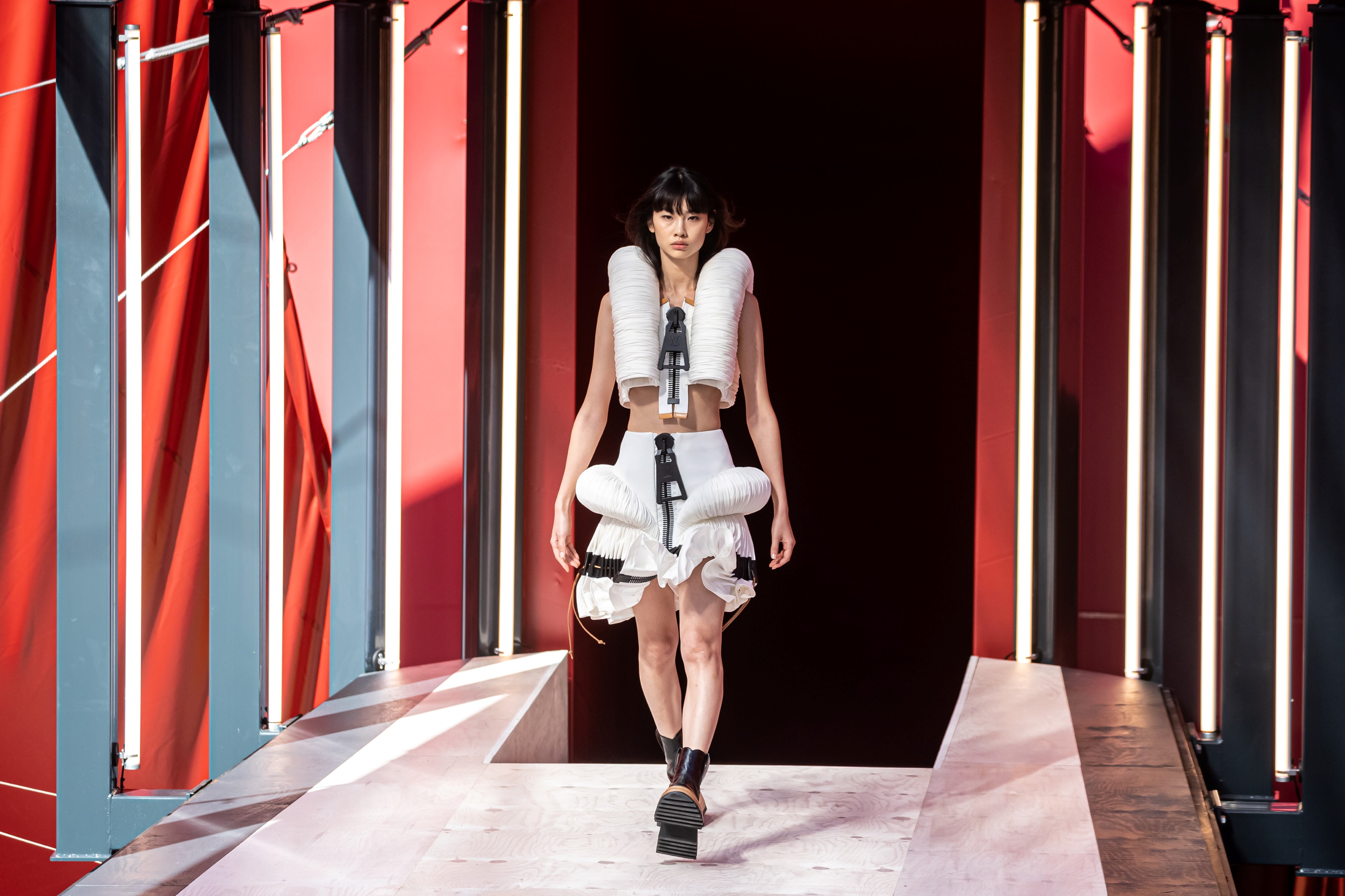 Enormes cremalleras y bolsos desmesurados en el desfile Louis Vuitton