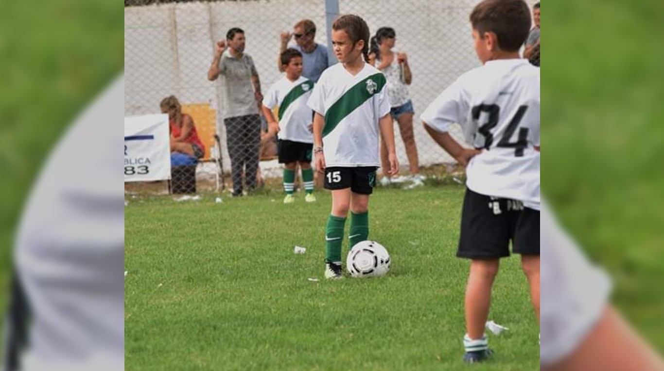 Emma quiere jugar al fútbol con sus compañeros varones y no la dejan. (Foto: TN.com.ar/ Gentileza Soraya, mamá de Emma)