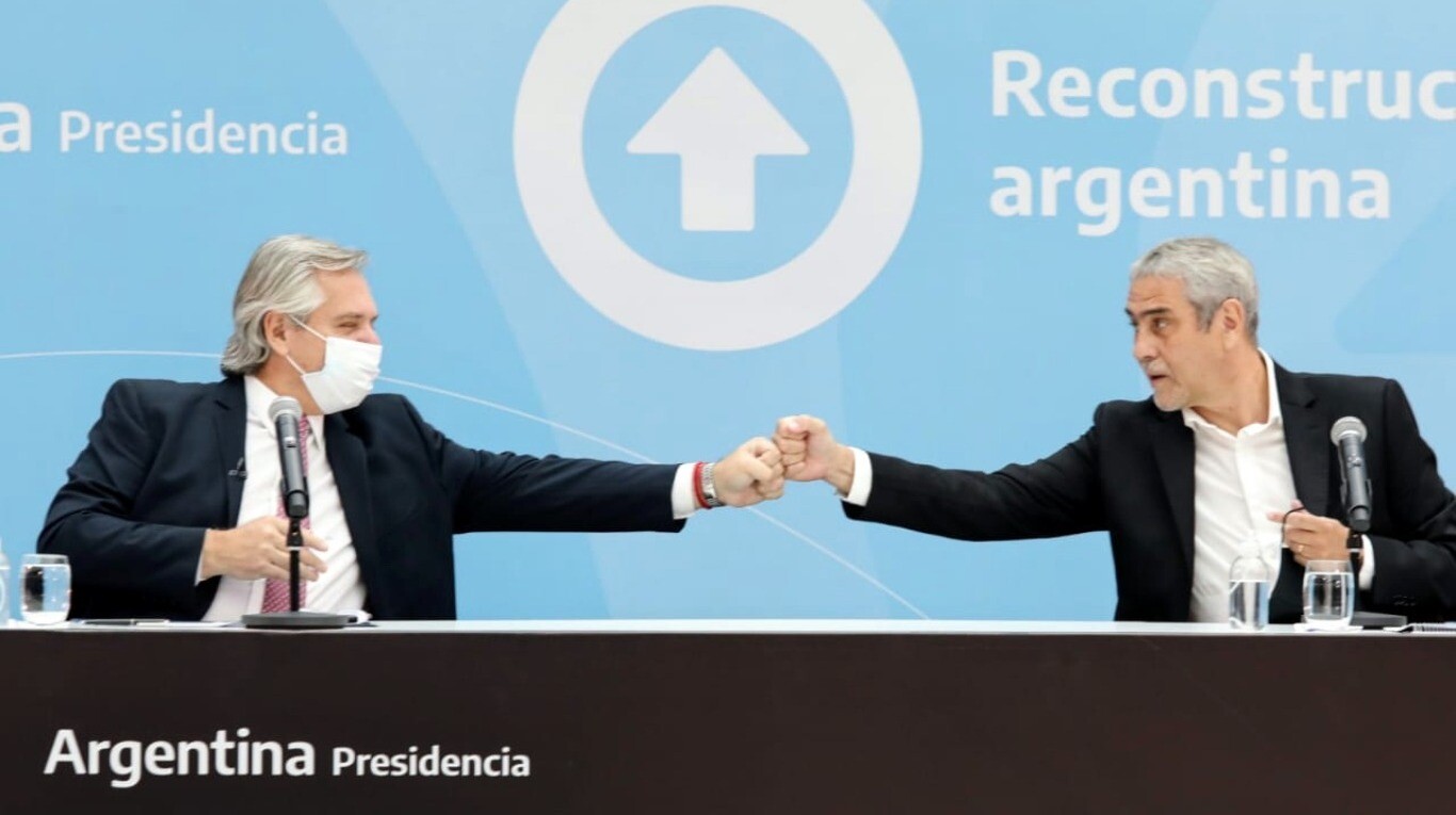 El presidente junto al ministro Jorge Ferraresi, en un acto de construcción de viviendas. (Foto: NA)