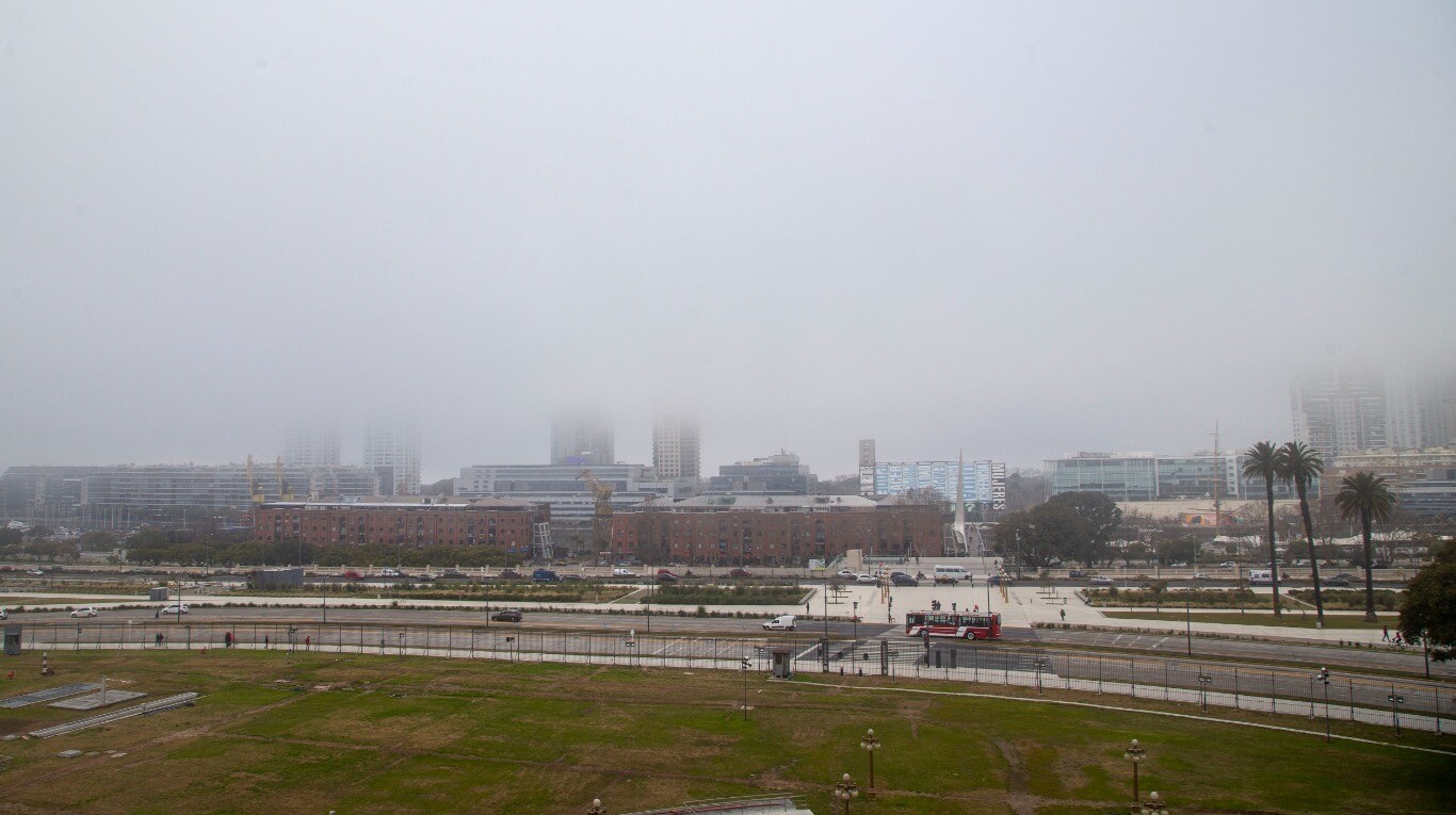 Desde hace un día se mantienen en el cielo porteño densas nieblas. (Foto: NA).