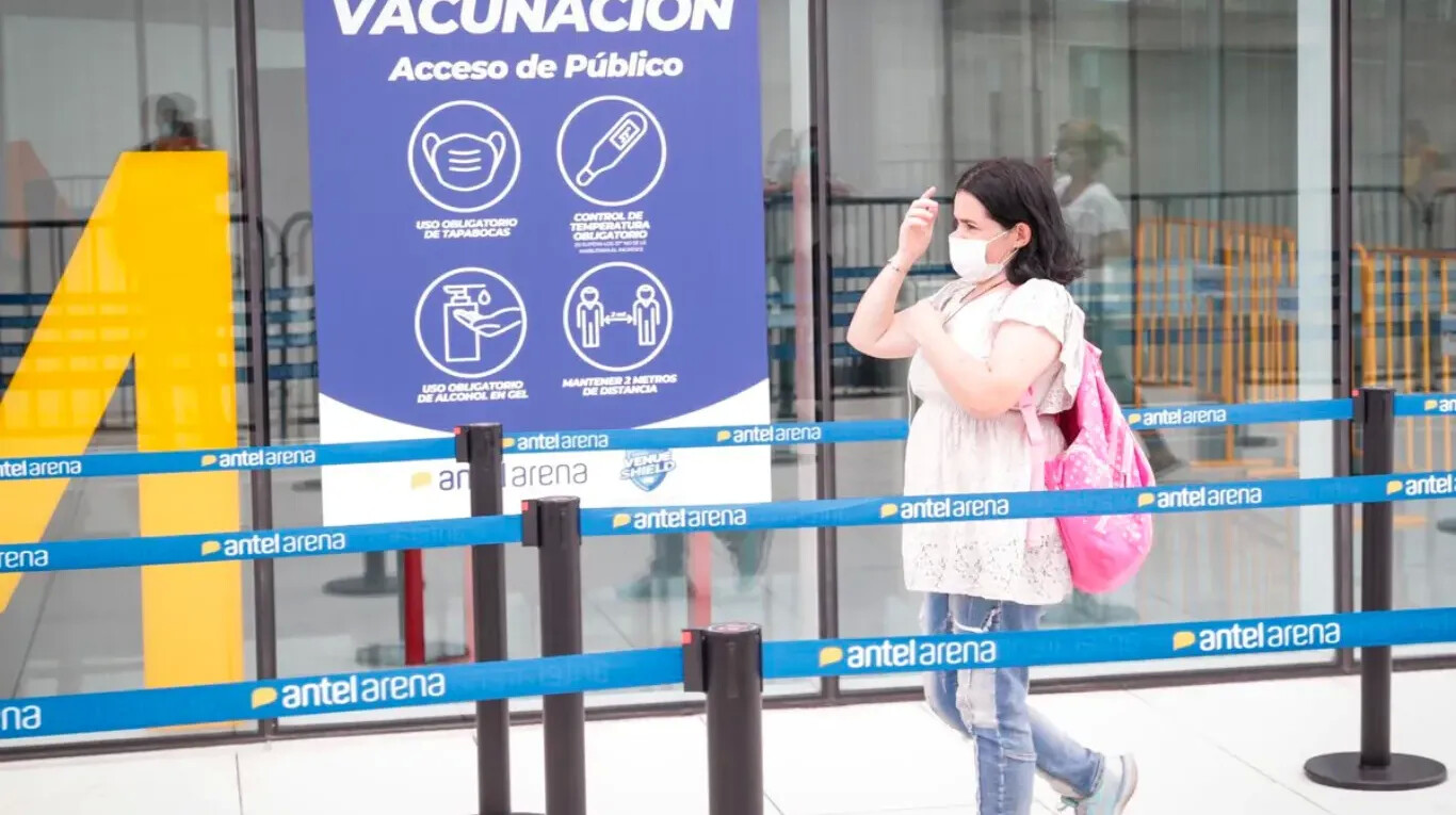 Una mujer ingresa a un centro de vacunación en Montevideo (Foto: EFE)