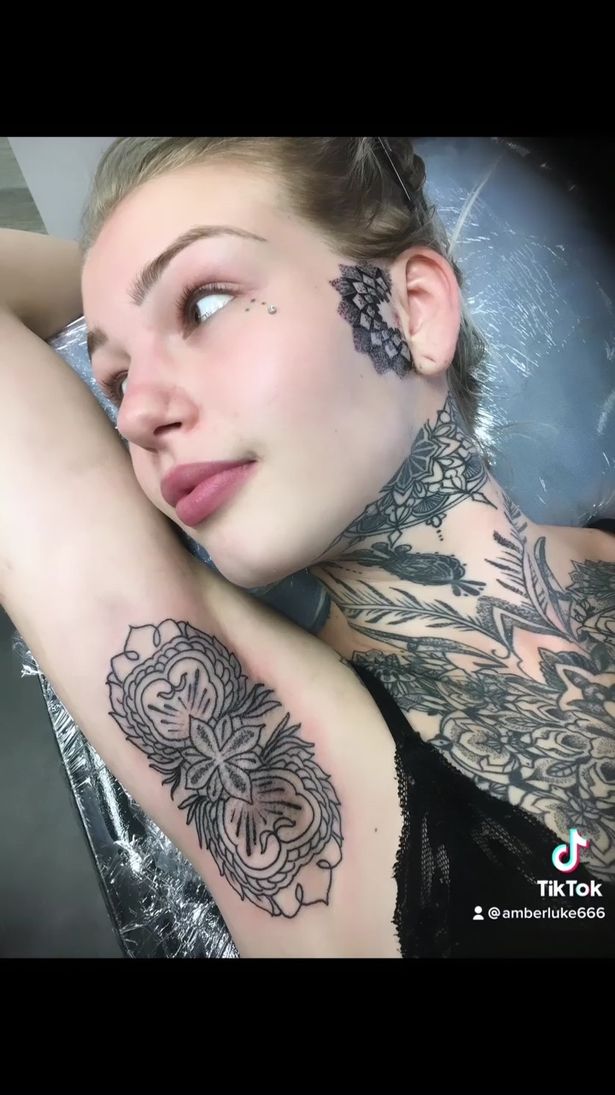 El video de la transformación: Amber tiene el 98% del cuerpo tatuado | TN